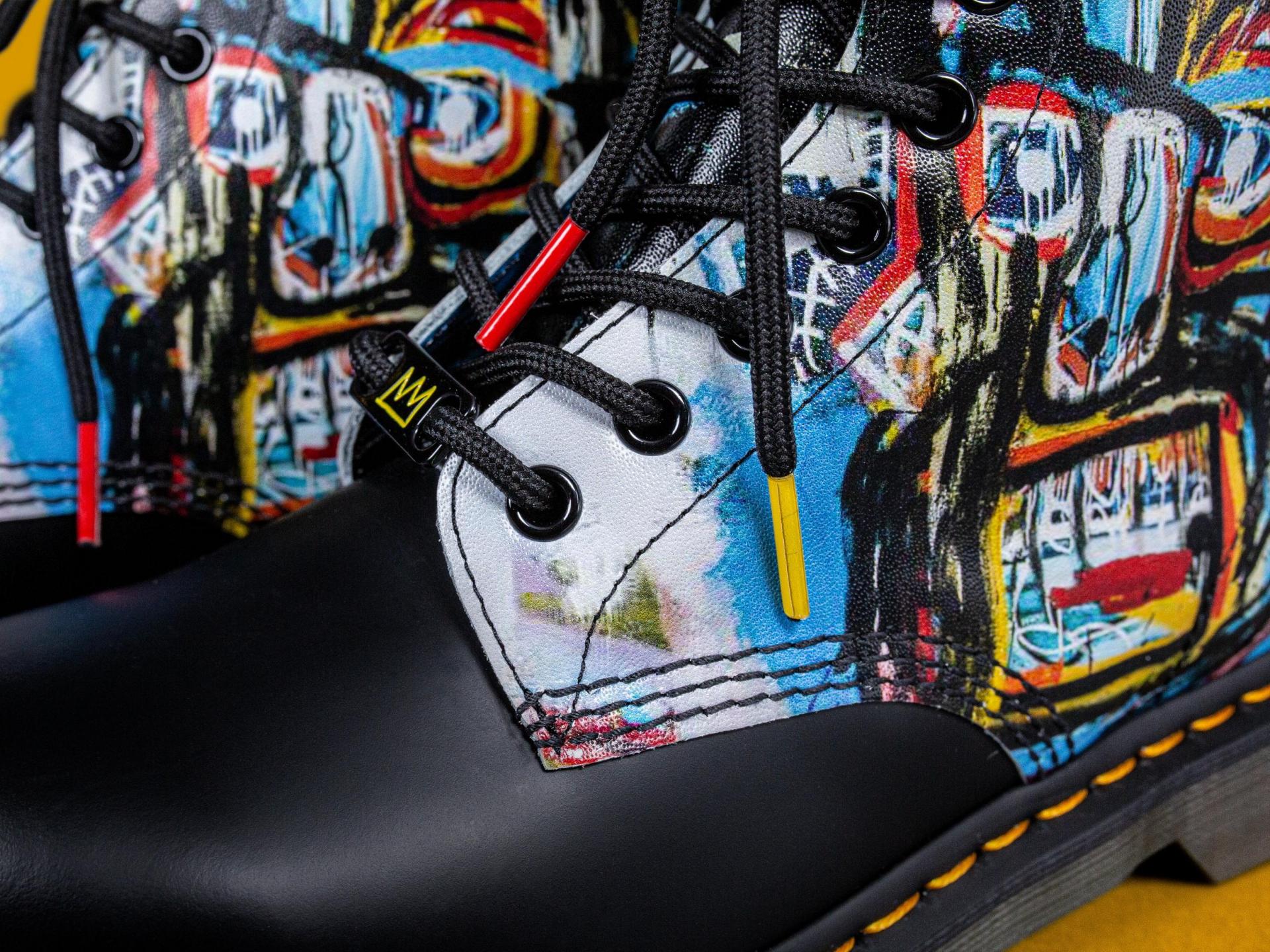 Trage ikonische Kunst mit Dr.Martens x Basquiat