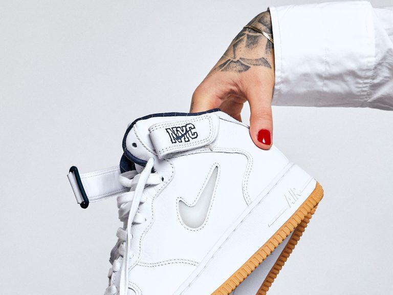 Verpasse die doppelte Release der kultigen Air Force 1 Mid Jewel nicht