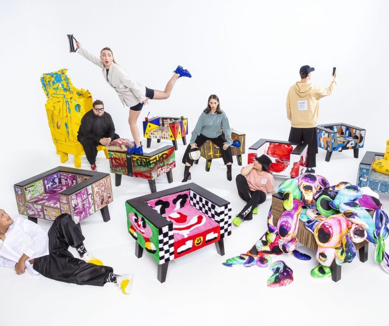 Footshop präsentiert 10 einzigartige Stühle aus Pappe, begleitet von maßgeschneiderten Turnschuhen und einer Reebok-Kollektion