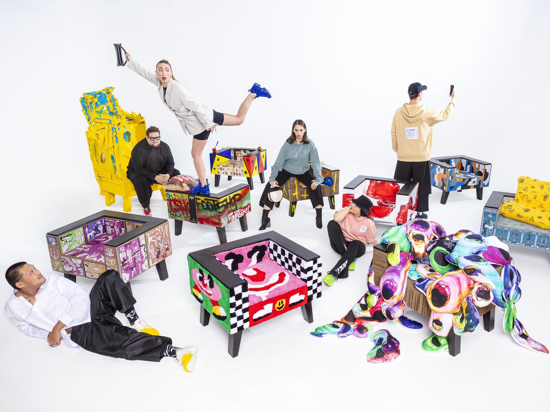 Footshop präsentiert 10 einzigartige Stühle aus Pappe, begleitet von maßgeschneiderten Turnschuhen und einer Reebok-Kollektion